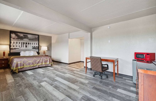 Millbury Hotel | Budget-Friendly Super 8 by Wyndham Millbury with Spa & Dining