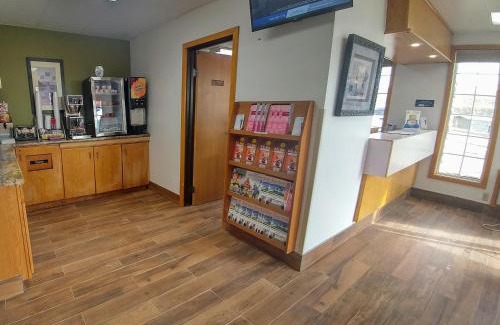 Minot Hotel | Budget-Friendly Stay at Super 8 by Wyndham Minot Airport