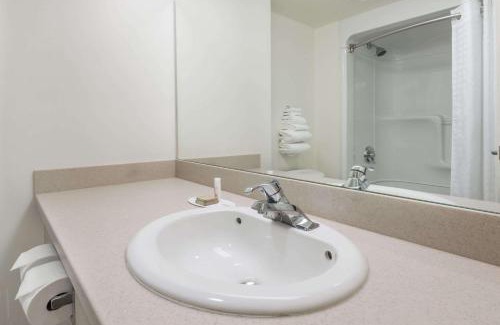 Gateway Hotel | Family-Friendly Stay at Super 8 by Wyndham Mississauga