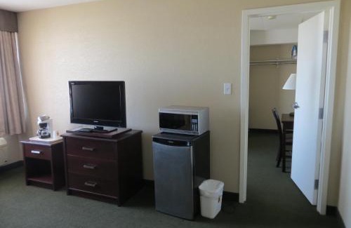 Gateway Hotel | Family-Friendly Stay at Super 8 by Wyndham Mississauga