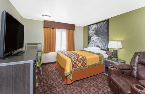 Moberly Hotel | Budget-Friendly Stay at Super 8 by Wyndham Moberly MO