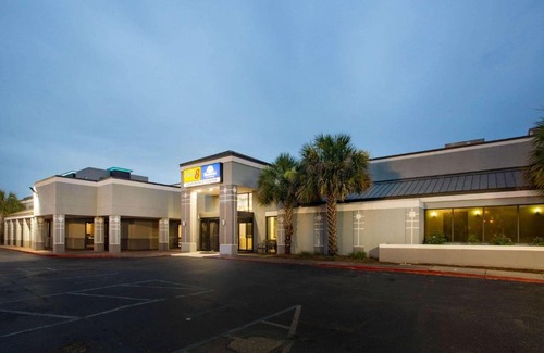 Mobile Hotel | Budget-Friendly Stay at Super 8 by Wyndham Mobile I-65
