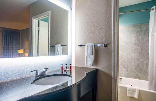 Mobile Hotel | Budget-Friendly Stay at Super 8 by Wyndham Mobile I-65