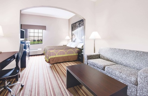 Monett Hotel | Convenient Stay at Super 8 by Wyndham Monett with Pool