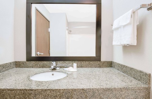 Monett Hotel | Convenient Stay at Super 8 by Wyndham Monett with Pool