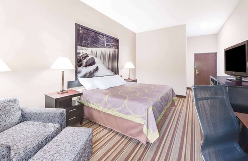 Monett Hotel | Convenient Stay at Super 8 by Wyndham Monett with Pool