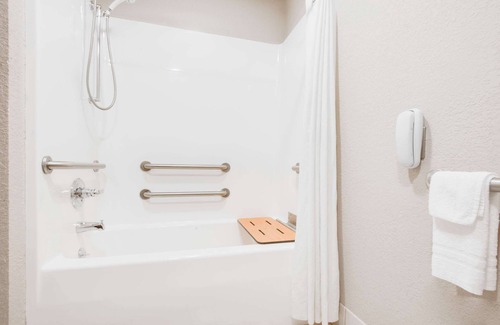 Monett Hotel | Convenient Stay at Super 8 by Wyndham Monett with Pool