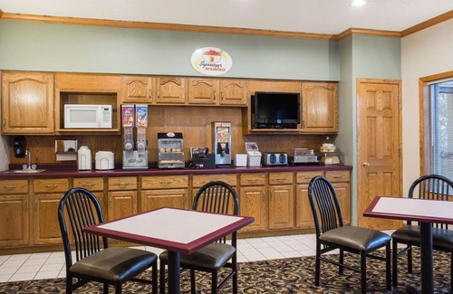 Monroe Hotel | Guest Rated: Super 8 by Wyndham Monroe WI with Pool & Spa