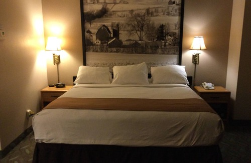 Monroe Hotel | Guest Rated: Super 8 by Wyndham Monroe WI with Pool & Spa