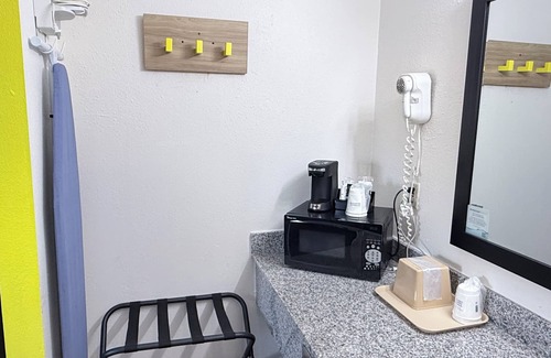 Monticello Hotel | Budget-Friendly Super 8 by Wyndham Monticello AR with Pool