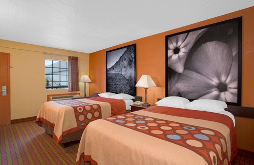Monticello Hotel | Budget-Friendly Super 8 by Wyndham Monticello AR with Pool