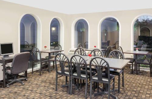 Morton Grove Hotel | Budget-Friendly Stay at Super 8 by Wyndham Morton Grove