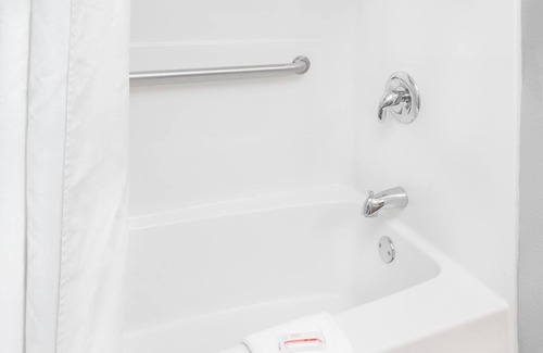 Morton Grove Hotel | Comfortable Super 8 by Wyndham Morton Grove with Breakfast