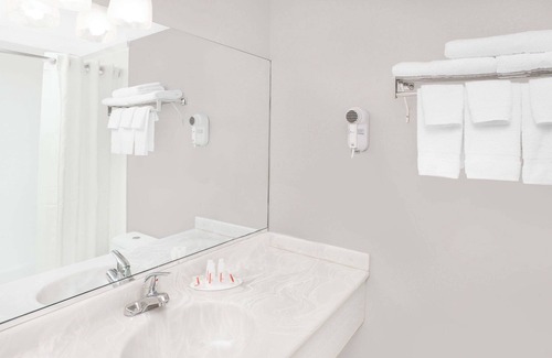 Morton Grove Hotel | Comfortable Super 8 by Wyndham Morton Grove with Breakfast
