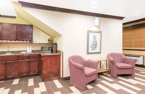 Moriarty Hotel | Convenient Super 8 by Wyndham Moriarty - Pet Friendly Stay