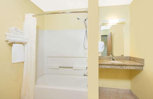 Moriarty Hotel | Convenient Super 8 by Wyndham Moriarty - Pet Friendly Stay