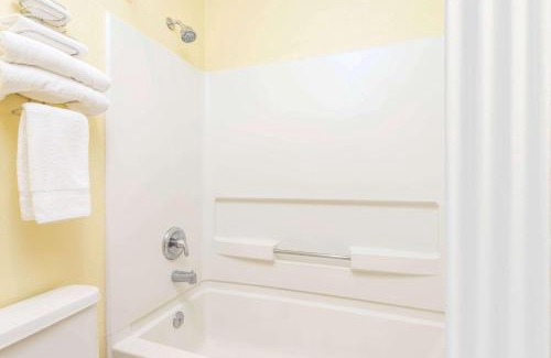 Moriarty Hotel | Convenient Super 8 by Wyndham Moriarty - Pet Friendly Stay