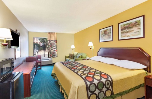 Morristown Hotel | Cozy Super 8 by Wyndham Morristown with Breakfast & Amenities