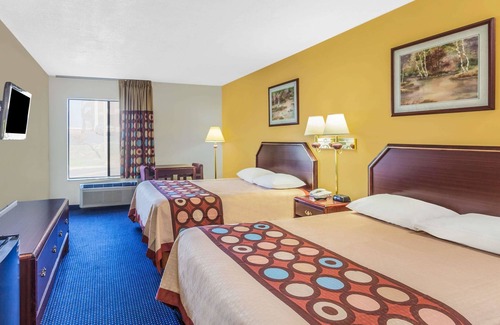 Morristown Hotel | Cozy Super 8 by Wyndham Morristown with Breakfast & Amenities