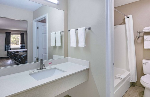 Kreole Hotel | Comfortable Stay at Super 8 by Wyndham Moss Point