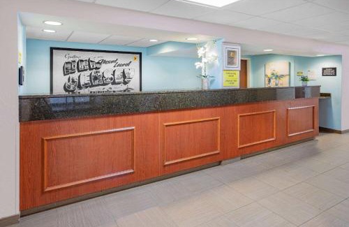 Mount Laurel Hotel | Budget-Friendly Super 8 by Wyndham Mount Laurel with Breakfast