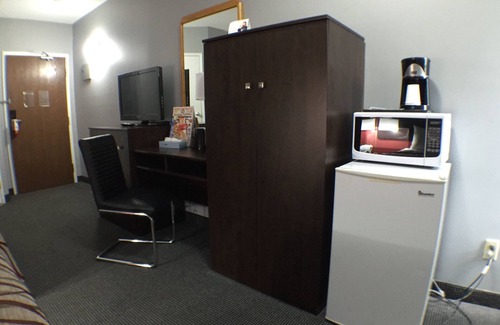 Hamilton Hotel | Convenient Super 8 by Wyndham near Hamilton Intl Airport