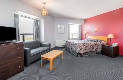 Hamilton Hotel | Convenient Super 8 by Wyndham near Hamilton Intl Airport