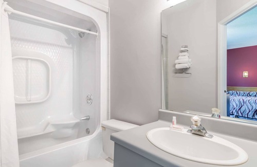 Hamilton Hotel | Convenient Super 8 by Wyndham near Hamilton Intl Airport