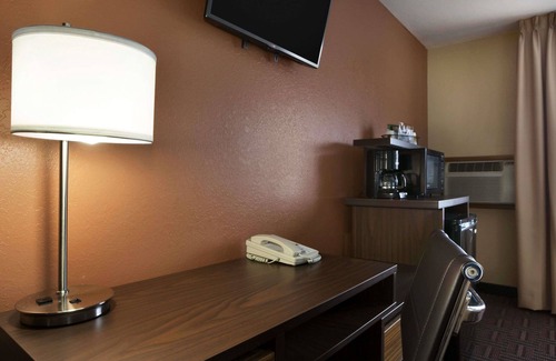 Mount Vernon Hotel | Comfortable Stay at Super 8 by Wyndham Mt. Vernon, IL