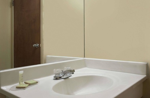 Mount Vernon Hotel | Comfortable Stay at Super 8 by Wyndham Mt. Vernon, IL