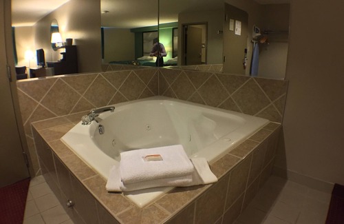 Niagara Falls Hotel | Comfortable Stay at Super 8 by Wyndham Niagara Falls NY