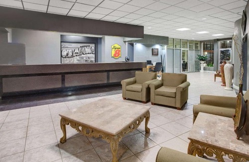 Norman Hotel | Cozy Stay at Super 8 by Wyndham Norman with Pool & Pets