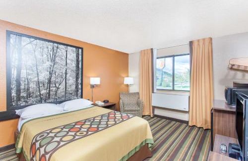 Norton Hotel | Convenient Super 8 by Wyndham Norton VA: Pet-Friendly Stay