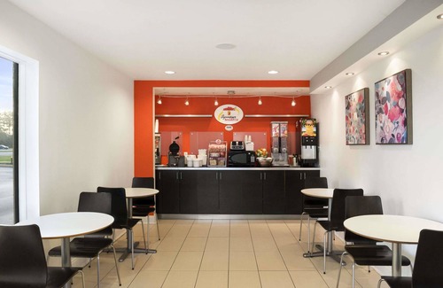 National Gardens Hotel | Budget-Friendly Stay at Super 8 by Wyndham Ormond Beach