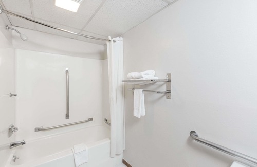 Osceola Hotel | Eco-Friendly Stay at Super 8 by Wyndham Osceola IA