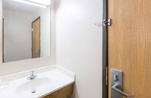 Osceola Hotel | Eco-Friendly Stay at Super 8 by Wyndham Osceola IA