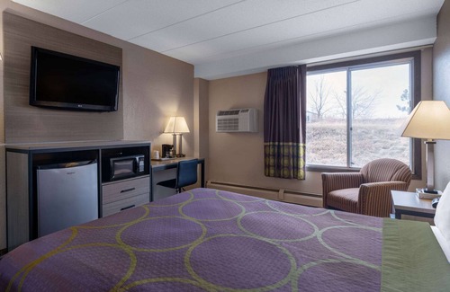 Owatonna Hotel | Convenient Super 8 by Wyndham Owatonna with Breakfast Included