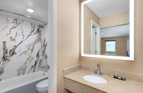 Paducah Hotel | Budget-Friendly Super 8 by Wyndham Paducah with Breakfast