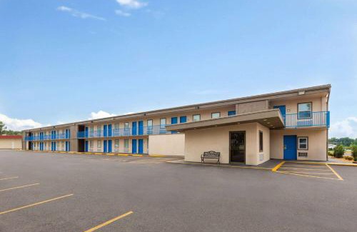 Paducah Hotel | Convenient Super 8 by Wyndham Paducah with Hot Tub Amenities