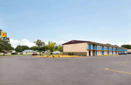 Paducah Hotel | Convenient Super 8 by Wyndham Paducah with Hot Tub Amenities