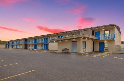 Paducah Hotel | Convenient Super 8 by Wyndham Paducah with Hot Tub Amenities