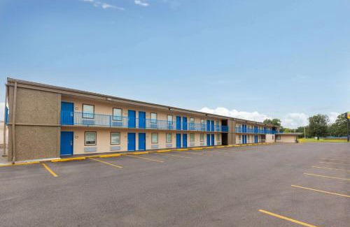 Paducah Hotel | Convenient Super 8 by Wyndham Paducah with Hot Tub Amenities