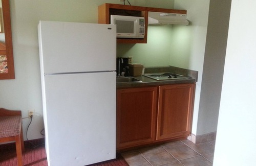 Kreole Hotel | Inviting Stay at Super 8 by Wyndham Pascagoula with Pool