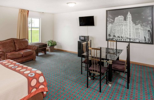 Pekin Hotel | Convenient Super 8 by Wyndham: Pool & Breakfast Included