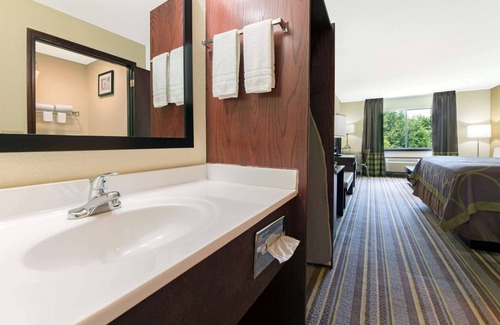 Perry Hotel | Budget-Friendly Stay at Super 8 by Wyndham Perry