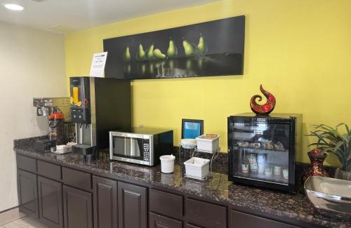 Petersburg Hotel | Comfortable Getaway at Super 8 by Wyndham Petersburg