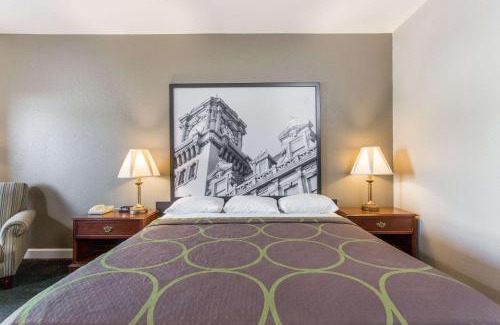 Petersburg Hotel | Comfortable Getaway at Super 8 by Wyndham Petersburg