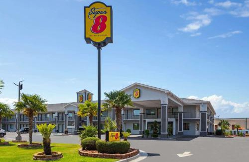 Prattville Hotel | Pet-Friendly Super 8 by Wyndham Prattville with Pool Access