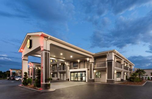 Prattville Hotel | Pet-Friendly Super 8 by Wyndham Prattville with Pool Access