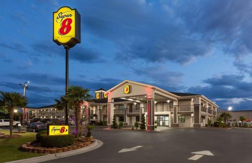 Prattville Hotel | Pet-Friendly Super 8 by Wyndham Prattville with Pool Access